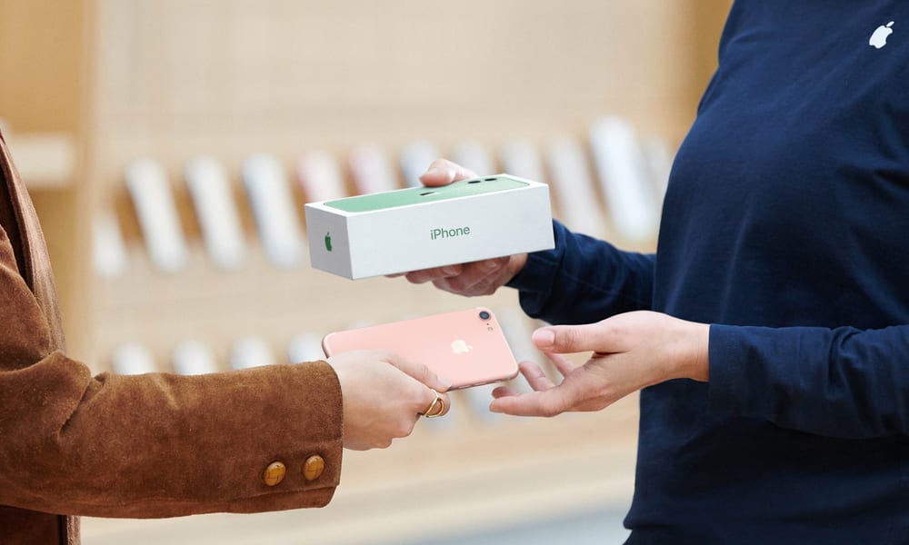 how much does an apple store worker get paid