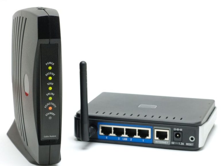 What Is the Difference Between a Router and a Modem? - The Plug -